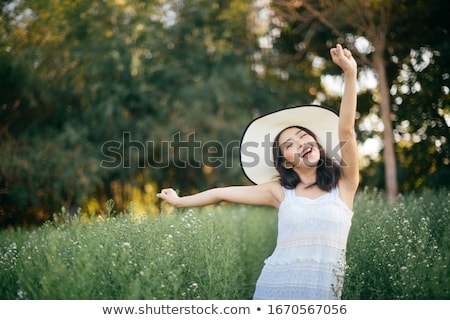 Foto stock: Etrato · de · uma · mulher · bonita · com · flores · da · primavera