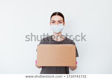 Foto d'archivio: Covid 19 Coronavirus A Delivery Woman In A Protective Medical Mask Brought The Parcel A Quaranti