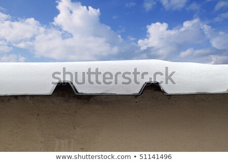 Foto stock: Etalhe · de · água · derretida · de · telhado · de · neve · metálica, · céu · azul