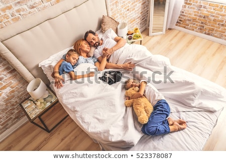 Stockfoto: Mother Cat With Four Youngs In Bed