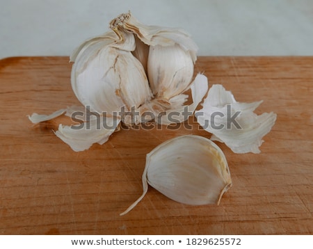 Stockfoto: Fresh Garlic Bulb With Loose Cloves