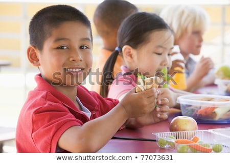 Foto stock: Rianças · do · jardim · de · infância · almoçando