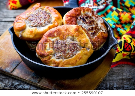 Belyash Yeast Dough Round Pasty With Meat Filling Foto d'archivio © zoryanchik