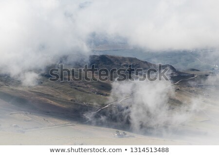 Foto d'archivio: Winter Sun In Foggy Landscape