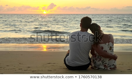 Foto d'archivio: Couple Hugging On The Beach