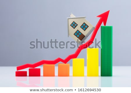 Foto stock: Row Of Increasing House Models On Desk