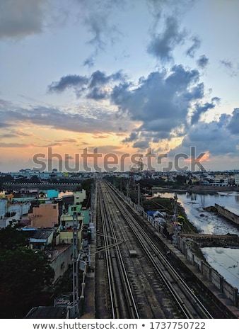 Stockfoto: Railway Through Slum