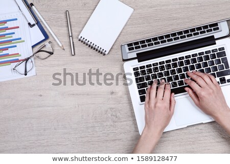 Foto stock: Computer With Statistics Chart