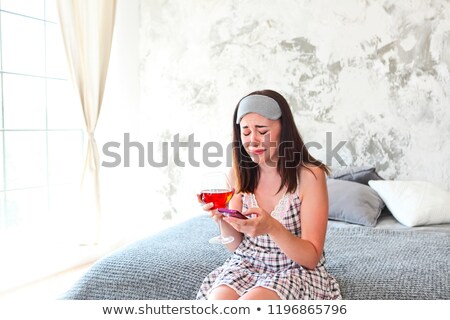 Foto d'archivio: Woman Crying At Home After Breaking Up With Her Boyfriend