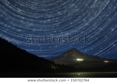 Foto d'archivio: Star Trails Over Mount Hood At Trillium Lake