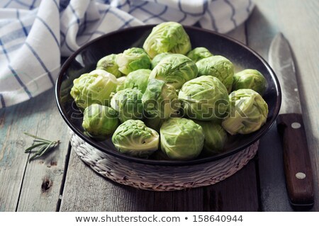 Foto stock: Brussels Sprouts In A Brown Plate On Green Towel