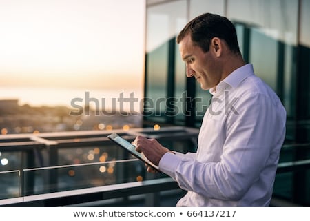 Foto stock: Mpresário · lendo · em · um · tablet