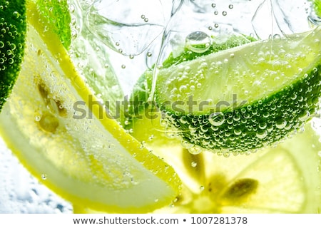 Foto d'archivio: Healthy Drink With Slices Of Fresh Fruit