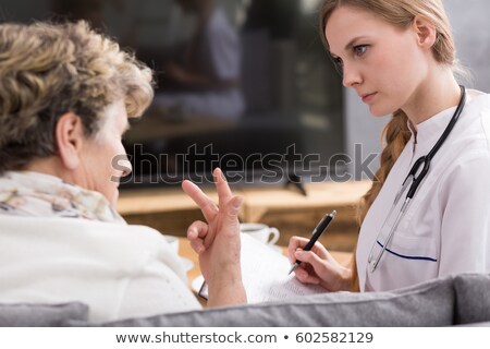 Foto d'archivio: Senior Woman Talking To A Young Medic