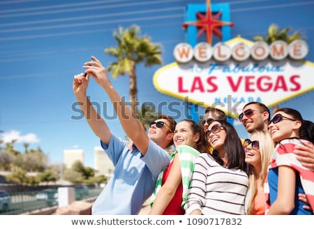 Foto stock: Friends Travelling To Las Vegas And Taking Selfie