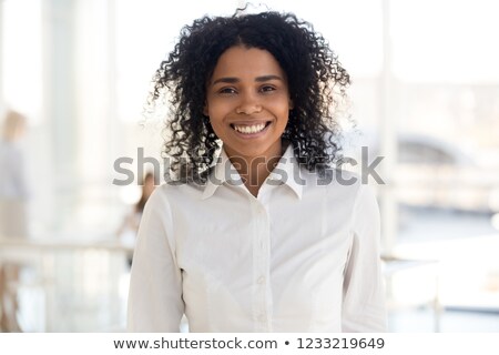 Stockfoto: Erkoopmedewerker · Die · Bij · Camera · Glimlacht