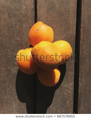 Stockfoto: Fresh Apricots In Bowl Straight From The Garden