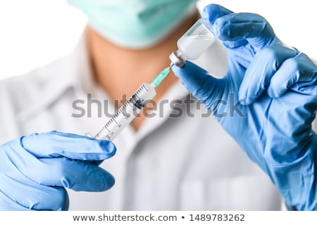 Stockfoto: Doctor Preparing Vaccine Injection For Pregnant Woman