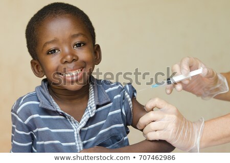 Foto stock: A · pequeña · niña · recibe · una · inyección