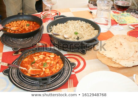 商業照片: Indian Green Curry With Basmati Rice And Papadums