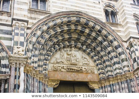 Foto stock: Arch Door Of Saint Lawrence Lorenzo Cathedral In Genoa Italy