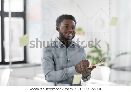 Foto stock: Screvendo · na · área · de · transferência · - · empresário · afro-americano