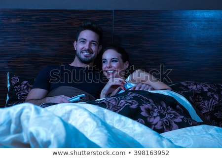 Stockfoto: Onge · Vrouw · En · Man · Liggen · In · Bed · Televisie · Kijken