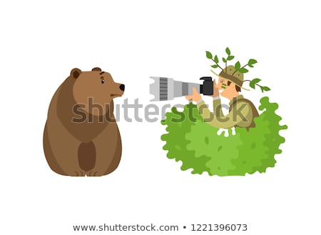 Stockfoto: Photographer Hiding In Bushes Taking Photo Of Bear