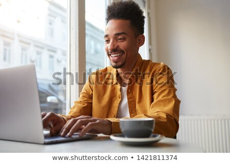 Foto stock: Enino · em · foco, · estudando · e · sorrindo · para · a · câmera