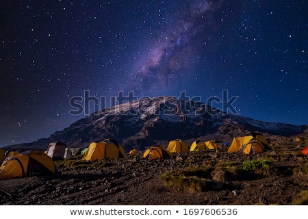 Foto stock: Milky Way Sky Stars Over Mountain High Tent Camp
