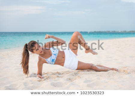 Stock foto: How To Do A Side Plank Crunch Fitness Instruction Demonstration Physical Trainer On Beach Training O