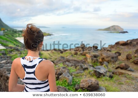 Hawaii Travel Woman Tourist Looking At Makapuu Lookout View Of Waimanalo Beach Stockfoto © Maridav