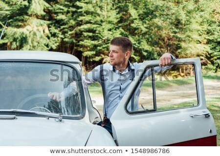 Foto stock: Groom Near Car