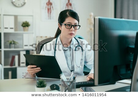 Foto stock: Vet Typing On Keyboard The Prescriptions