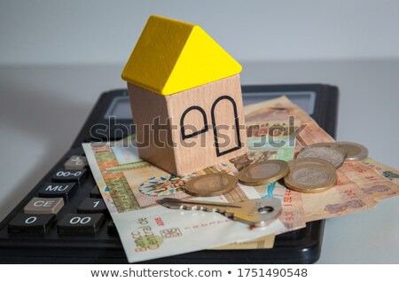 Foto d'archivio: Banknotes Pileminiature House And Key