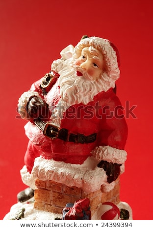 Figurka Świętego Mikołaja Na Czerwonym Tle Studio Zdjęcia stock © lunamarina