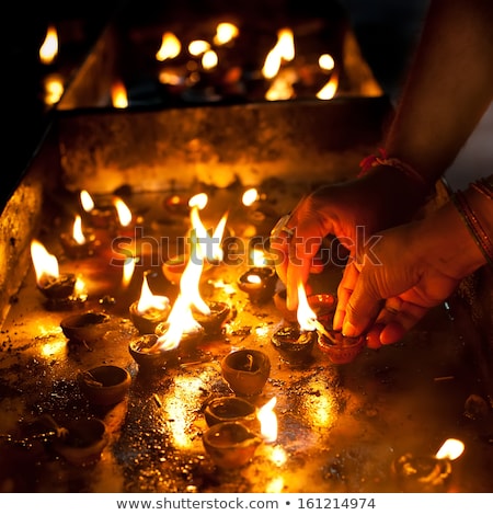 Foto d'archivio: People Burning Oil Lamps As Religious Ritual In Hindu Temple