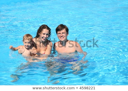 Stockfoto: Ama, · de · vader · en · een · dochter · baden · in · het · zwembad