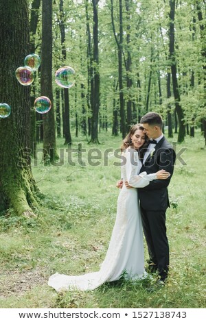 Foto d'archivio: Bride And Groom In The Forest