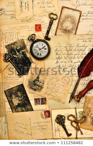Foto d'archivio: Vintage Clock On Grunge Old Paper Texture