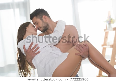 Foto d'archivio: Boyfriend Kissing His Girlfriend In Bed