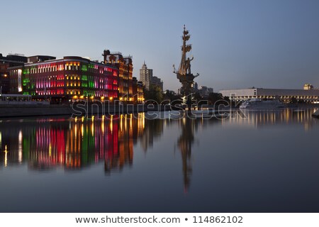 Foto stock: Peter The Great Monument On Moscow River Embankment In The Eveni