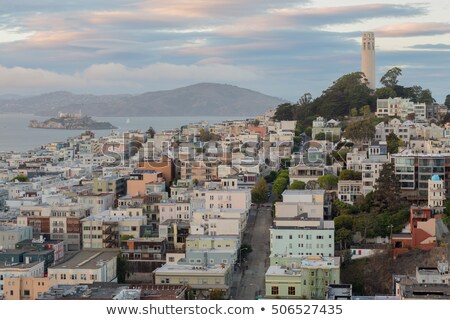 Sunset Over Telegraph Hill Alcatraz Island And San Francisco Bay From The Financial District Foto stock © yhelfman