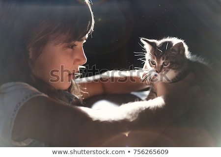Foto stock: 7 Years Old Girl With Kitten At Home