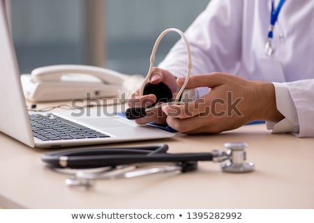 Stockfoto: Telemedicine Mhealth Concept With Young Doctor