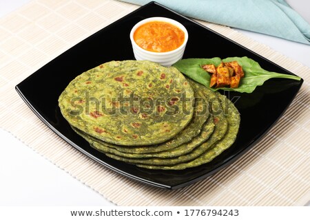 Zdjęcia stock: Palak Paratha Or Indian Flat Breads Made From Spinach Served With A Mint Dip And Mango Pickle India