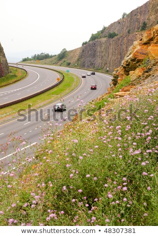 Foto stock: Highway Runs Through Mountains Of West Virginia