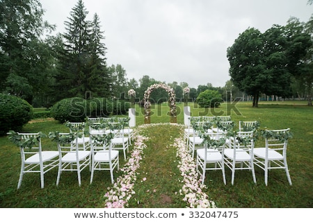 Foto d'archivio: Vase Of Flowers Wedding Ceremony In Park