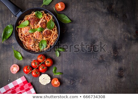 Foto d'archivio: Bowl Of Pasta On Wooden Table