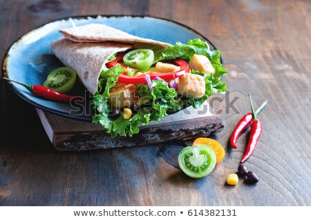 Foto d'archivio: Fresh Vegetable Salad On Tortilla